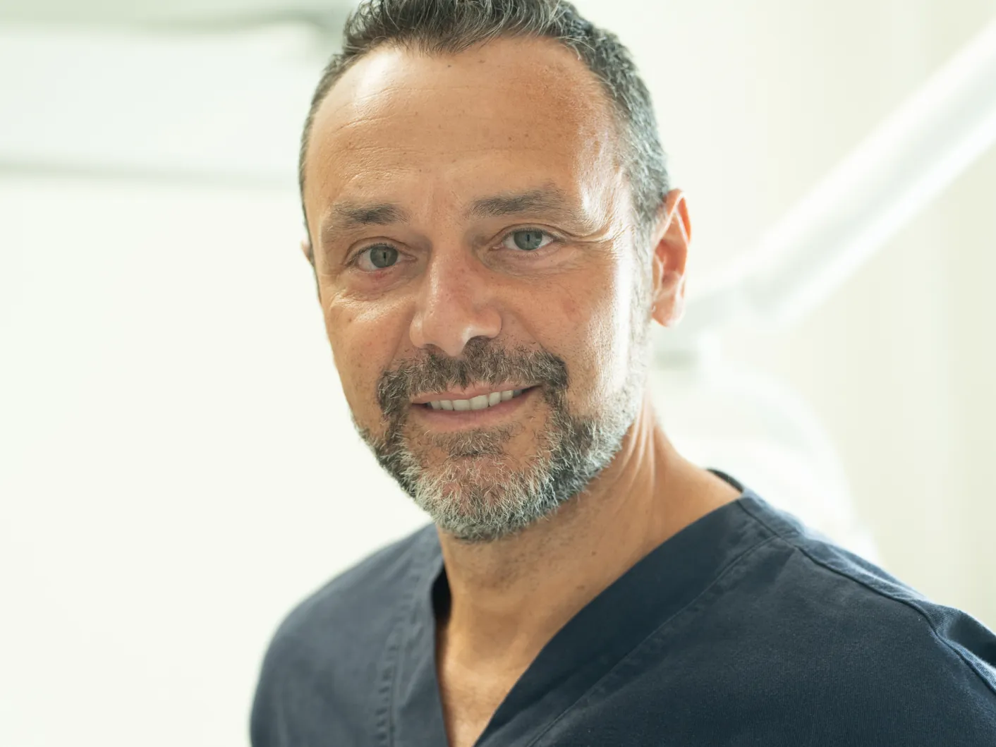 Il Dott. Luca La Scala, dentista a Montecatini Terme, nello studio di Via Tripoli